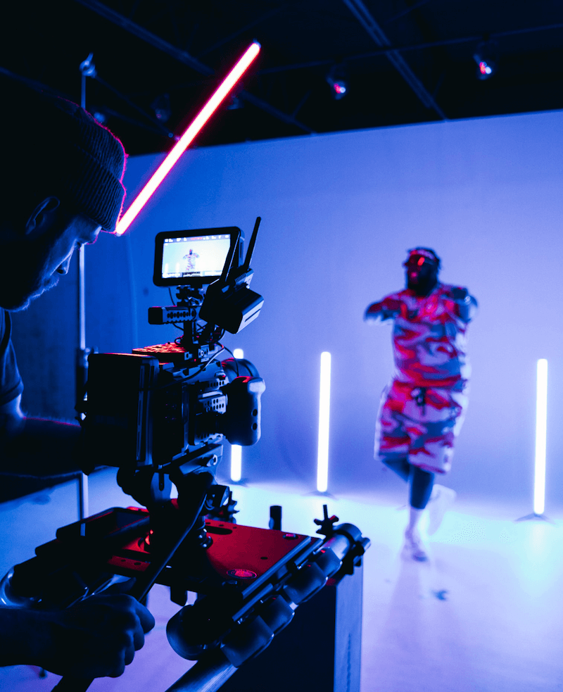 Danser gefilmd met een professionele camera in een studio