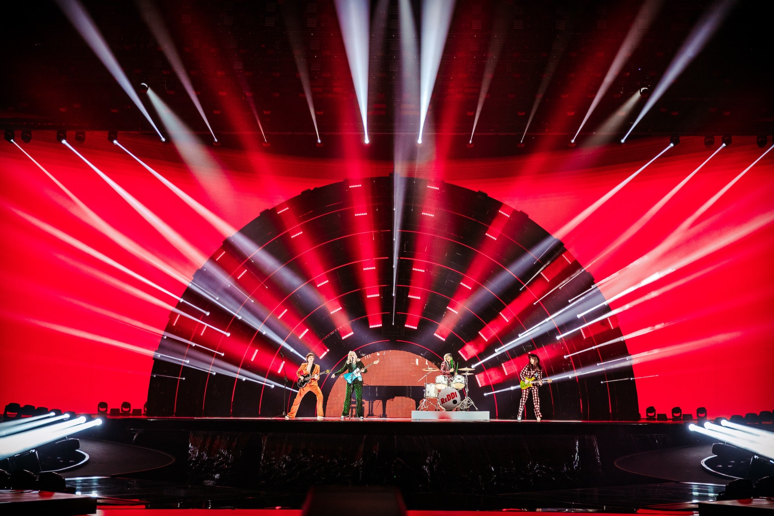 Podium van het Eurovisie Songfestival in rood licht, gestreamd door Jet-Stream