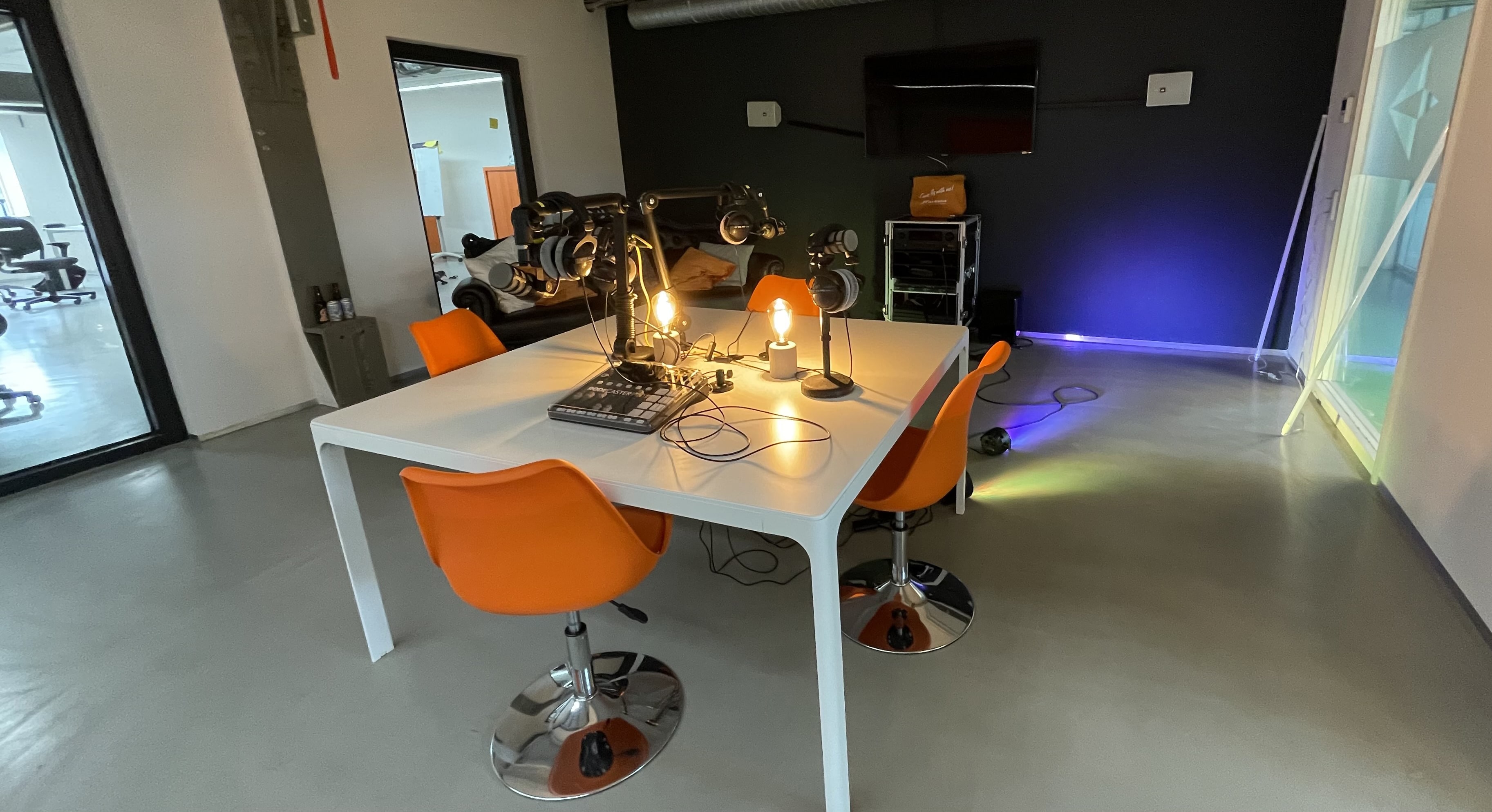 Studio Mediacentrale van Jet-Stream, vergaderruimte met oranje stoelen