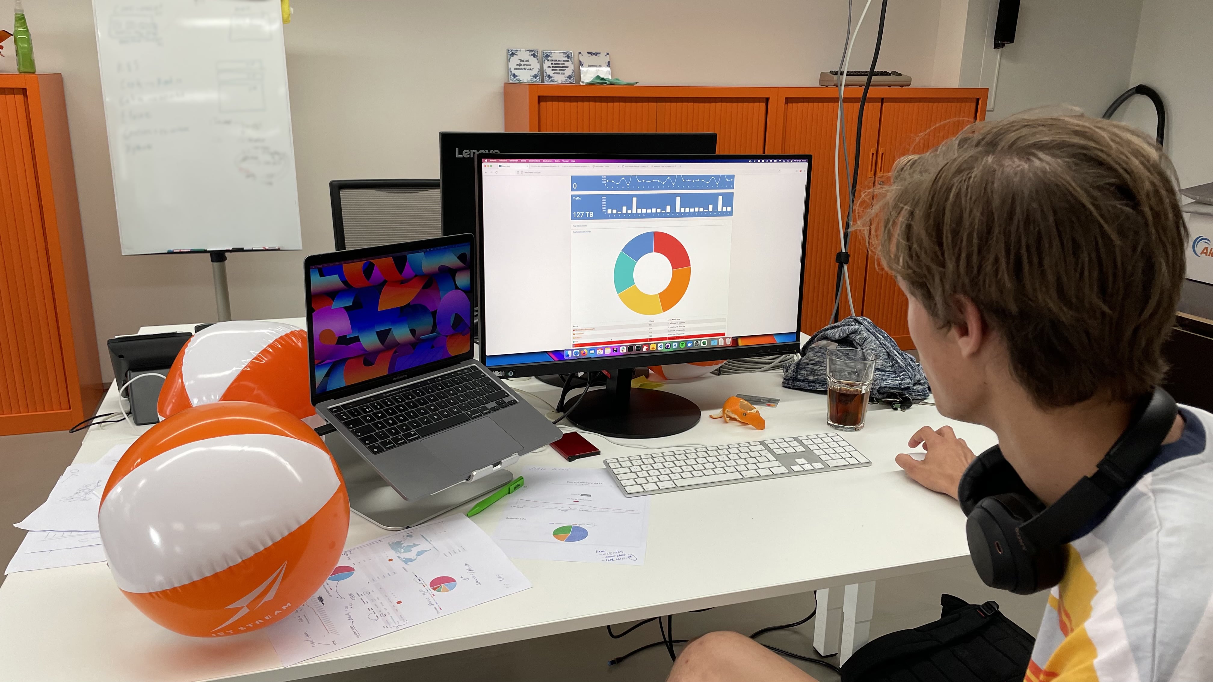 Medewerker van Jet-Stream werkt aan StreamStats-analytics op een laptop en monitor