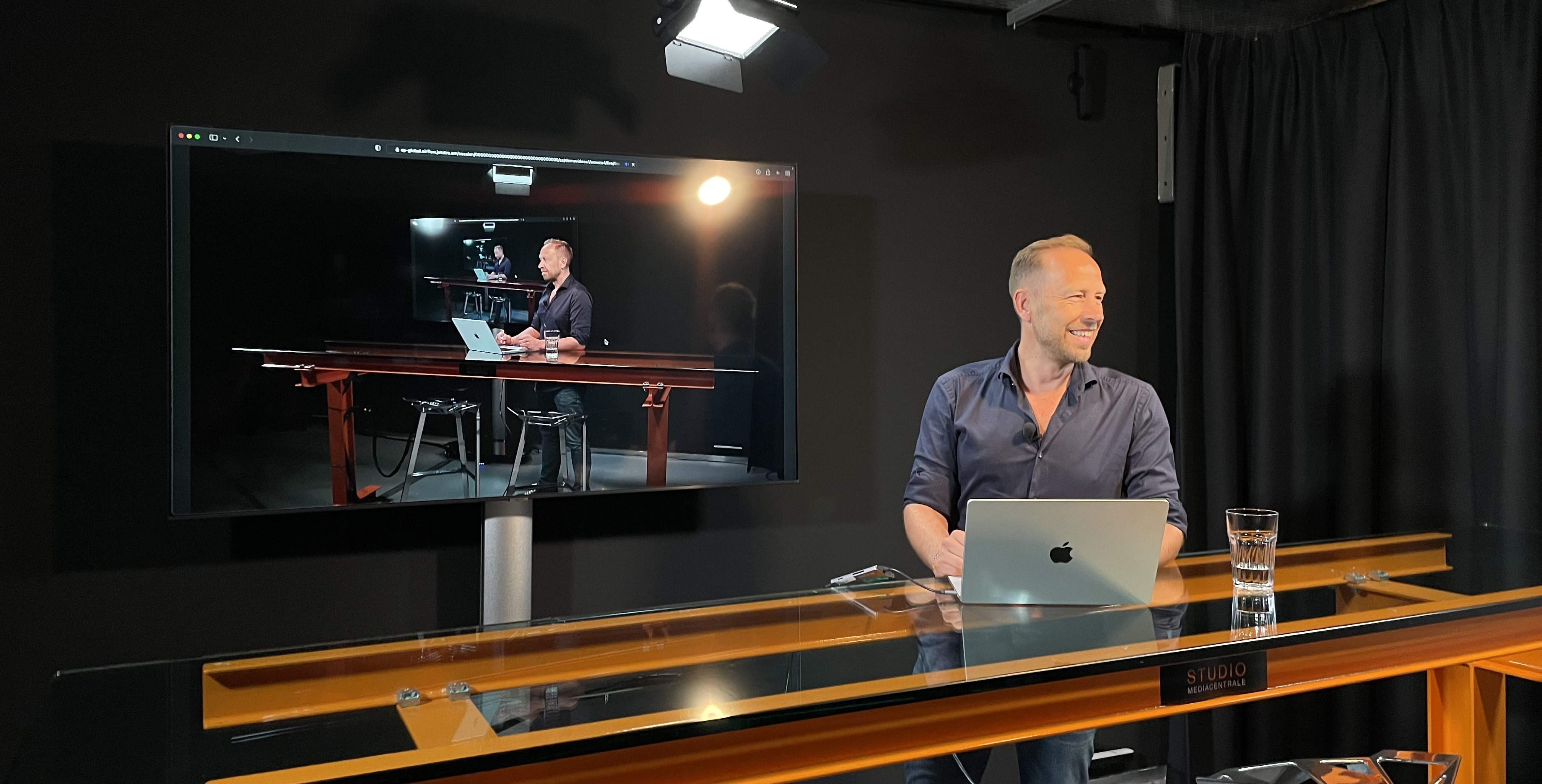 Presentator in de 4K-videostudio van Jet-Stream