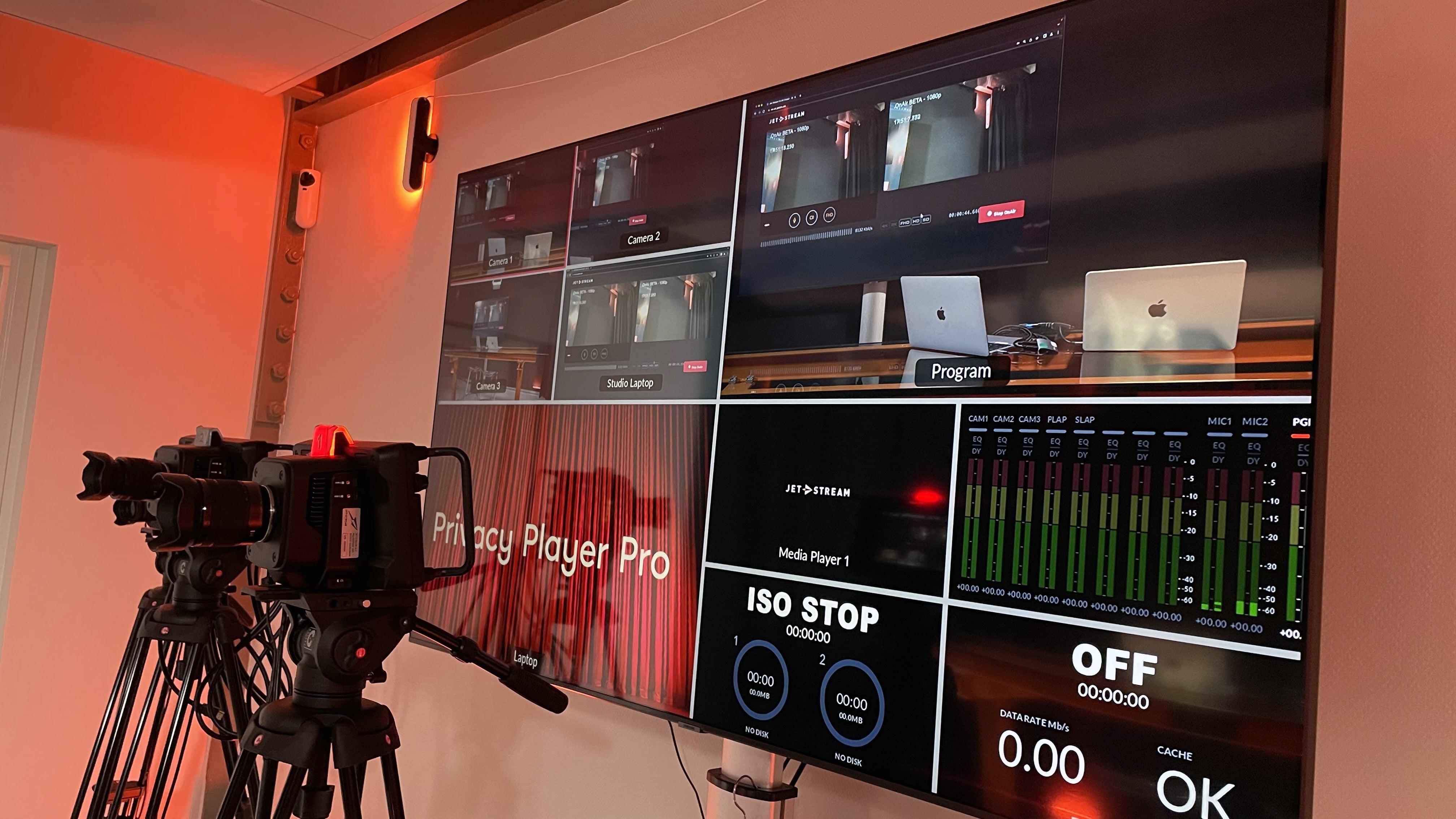 Camera en wand met studiomonitoren in de kantoorstudio van Jet-Stream