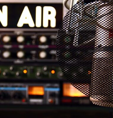 'On Air'-bord en studiomicrofoon, radio streaming voor Broadcast Partners