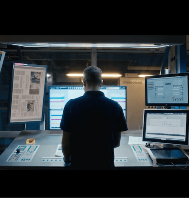 Man in een mediaregiekamer met monitoren, streaming voor Mediahuis