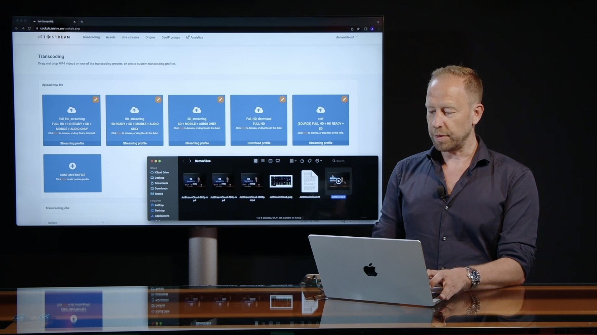 Presentator toont het uploaden en transcoderen van video in Jet-Stream Cloud, miniatuur van een demo