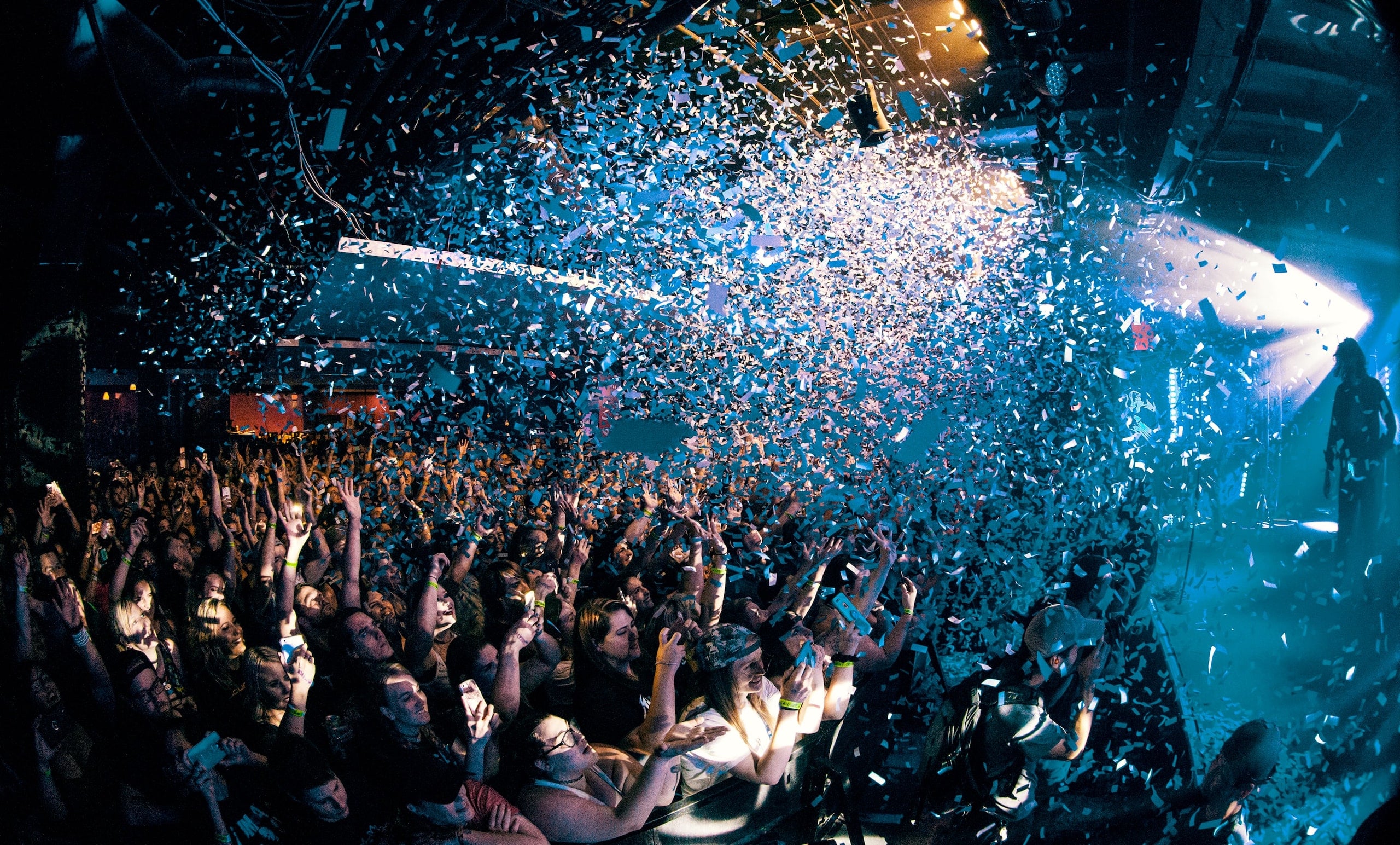 Publiek bij een concert onder confetti, header voor Jet-Stream analytics