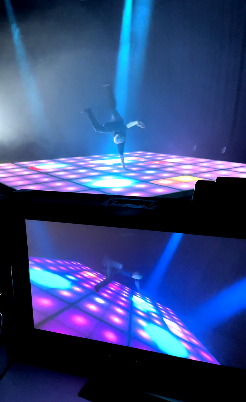 Breakdancer op een verlichte vloer, gefilmd voor de Flow-video