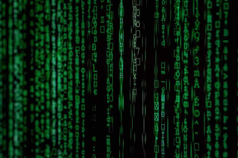 Groene code die over een scherm loopt, als illustratie van streaminglogs