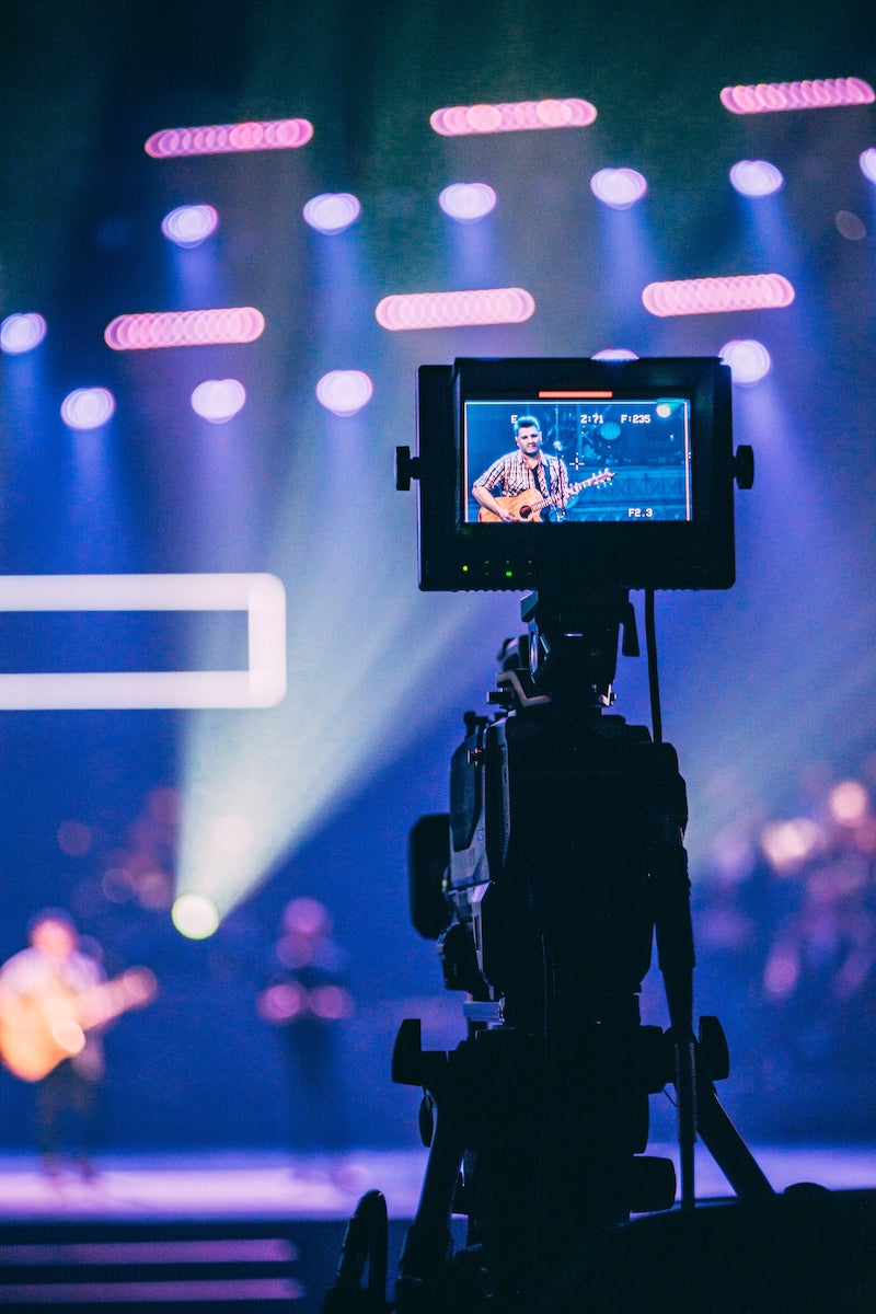 Camera die een live concert filmt voor een livestream
