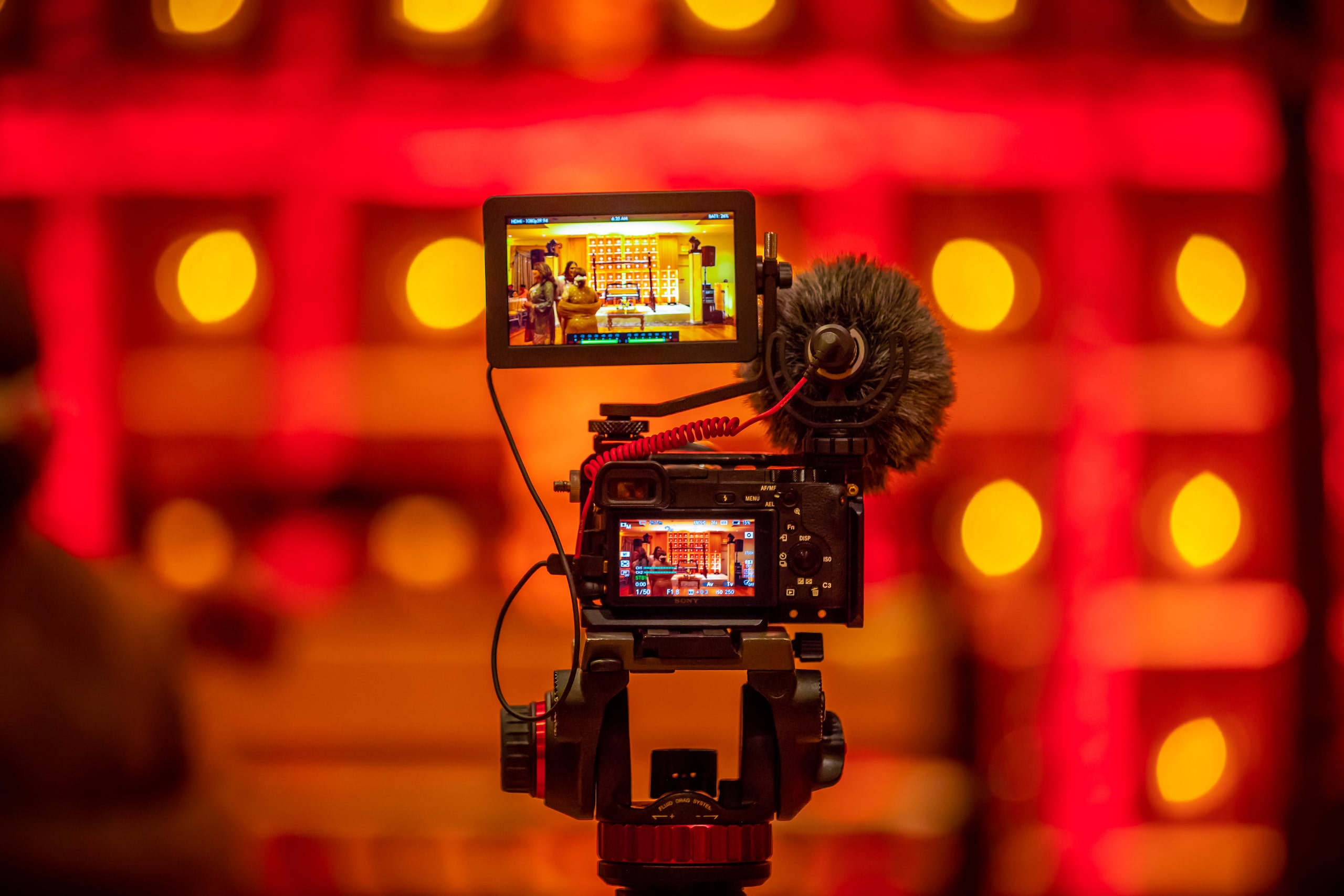 Videocamera op een rig voor rode lampen, ter illustratie van transcoding