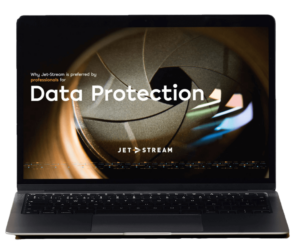 Omslag van de Jet-Stream-brochure Gegevensbescherming op een laptop