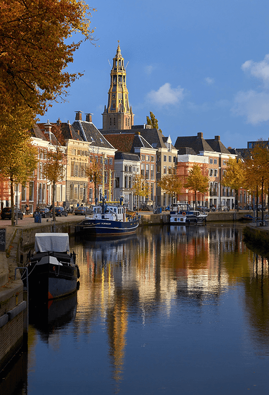 Groningse gracht met historische panden en de Martinitoren