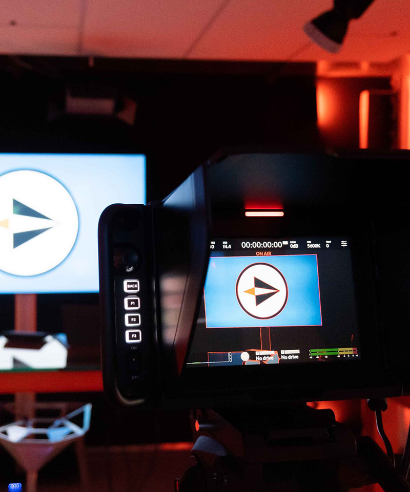 Jet-Stream-studio met camera en schermen voor virtuele live meetings met het supportteam