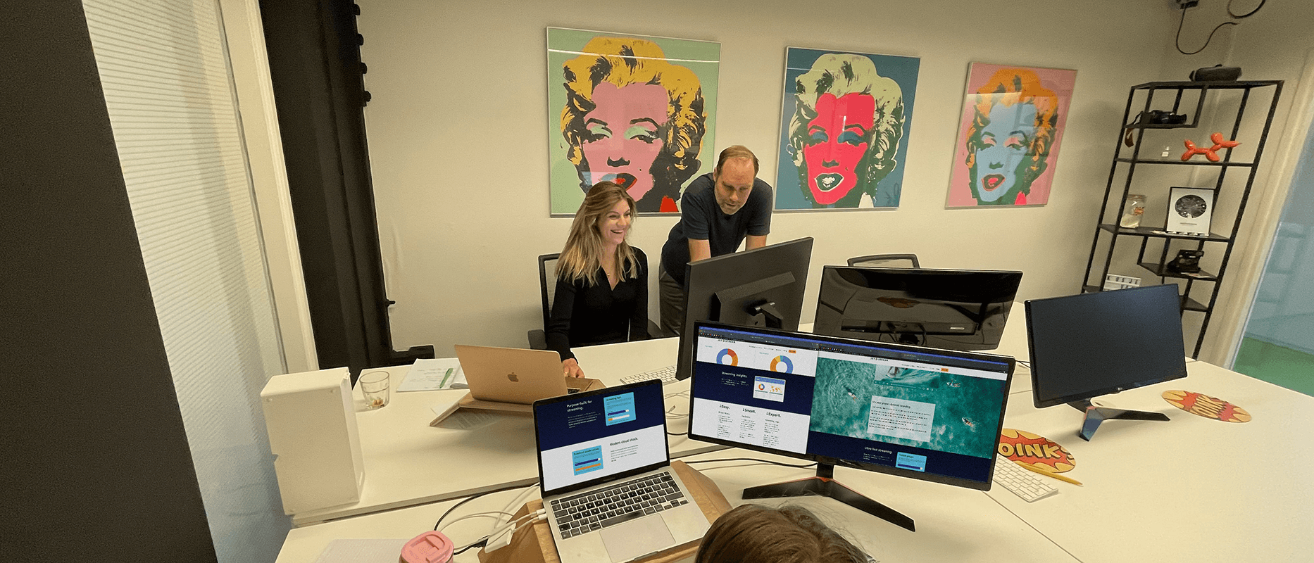 Kantoor van Jet-Stream met kunst in Warhol-stijl en werkplekken