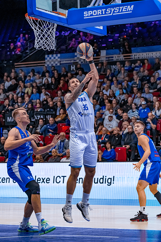Basketballer die schiet tijdens een live gestreamde wedstrijd