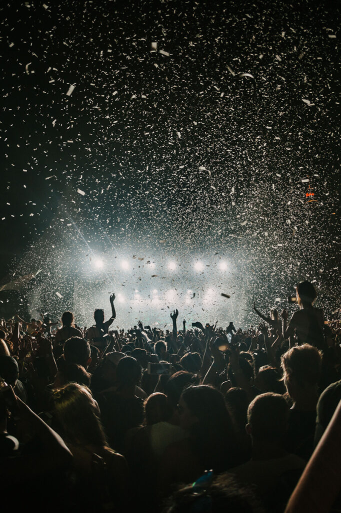 Concertpubliek met confetti, meer kijkersbetrokkenheid met live streaming