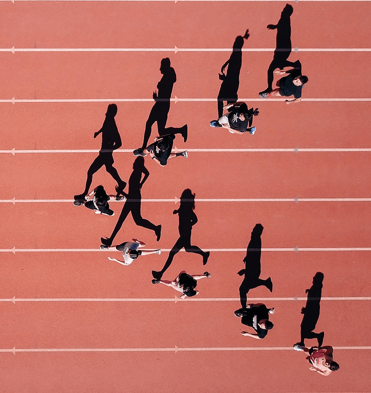Luchtopname van hardlopers op een baan, ter illustratie van marathonstreaming