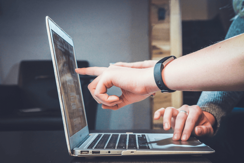 Twee mensen die naar een laptopscherm wijzen, 24/7 support van Jet-Stream