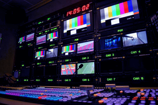 Regiekamer met monitorwand en kleurenbalken, VOD-streaming in broadcastkwaliteit