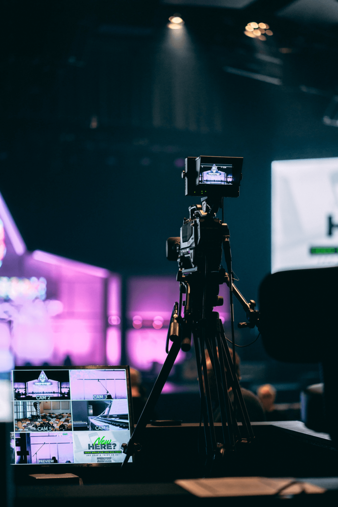 Broadcastcamera die in een studio filmt, streamingdienst in broadcastkwaliteit van Jet-Stream