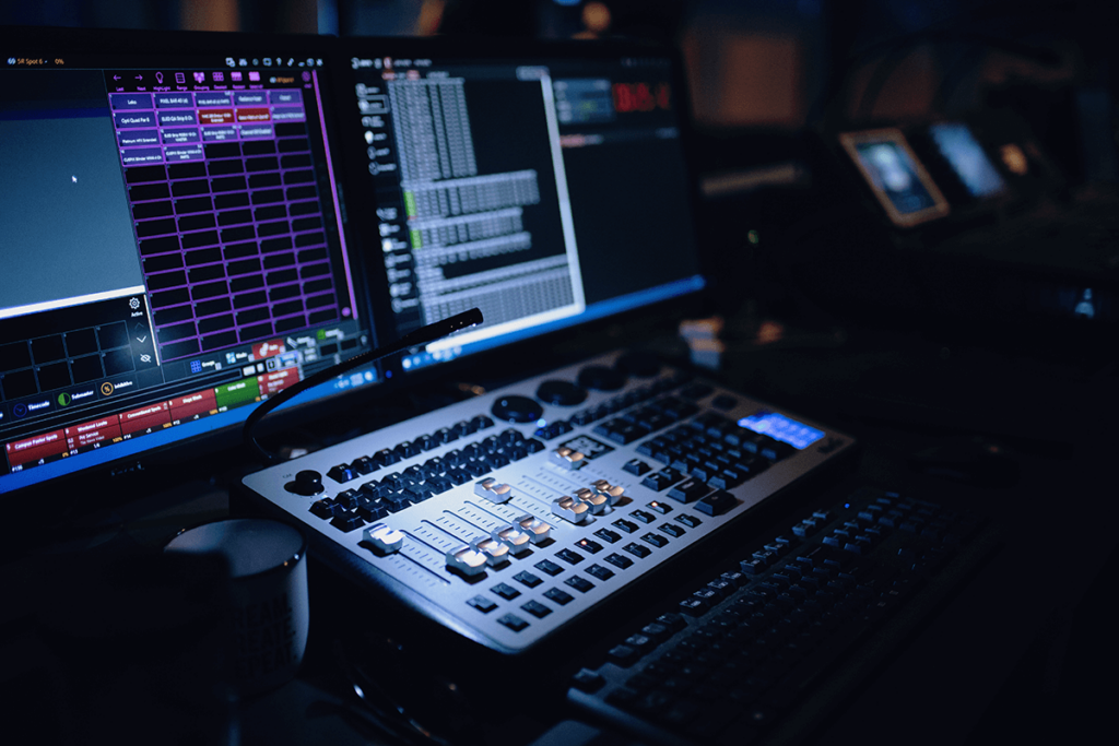 Regiekamer met mengpaneel en monitoren voor ononderbroken streaming van evenementen