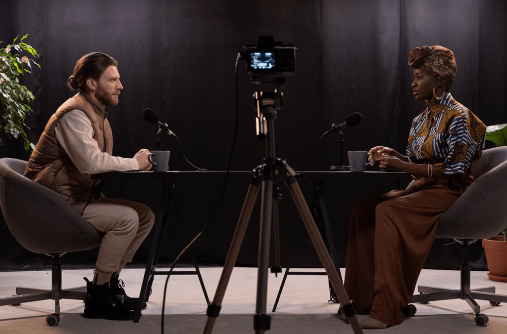 Twee mensen nemen een videopodcast op in een studio