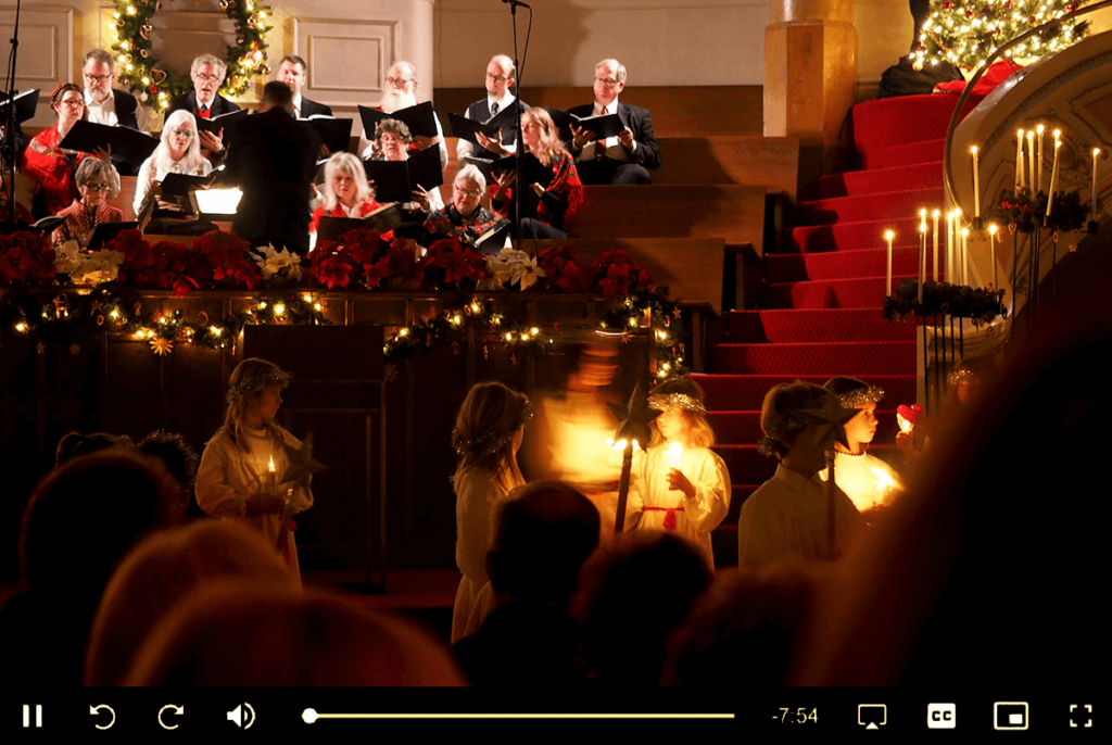 Koordienst met kaarsen in een videoplayer, als illustratie van live streamen vanuit de kerk