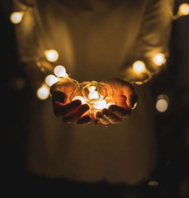 Handen met kleine lichtjes: streaming voor geloofsorganisaties