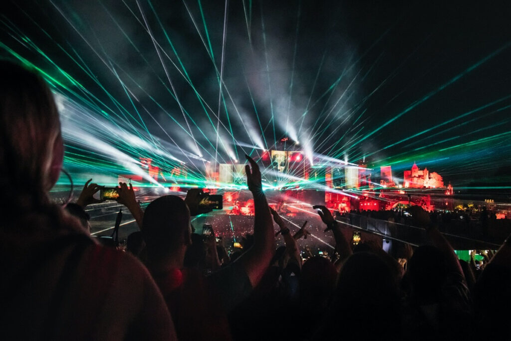 Publiek bij een concert met laserlicht, als illustratie van videolevering van hoge kwaliteit via uw cloud of CDN