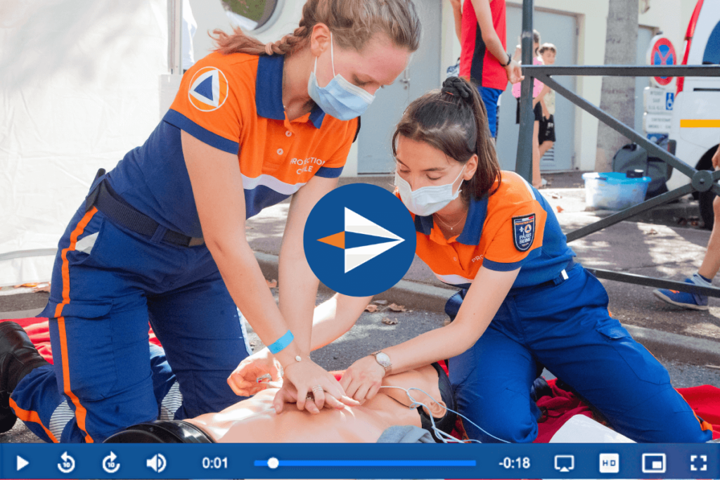 Ambulancemedewerkers die reanimatie oefenen in een aanpasbare videoplayer voor zorgtrainingen