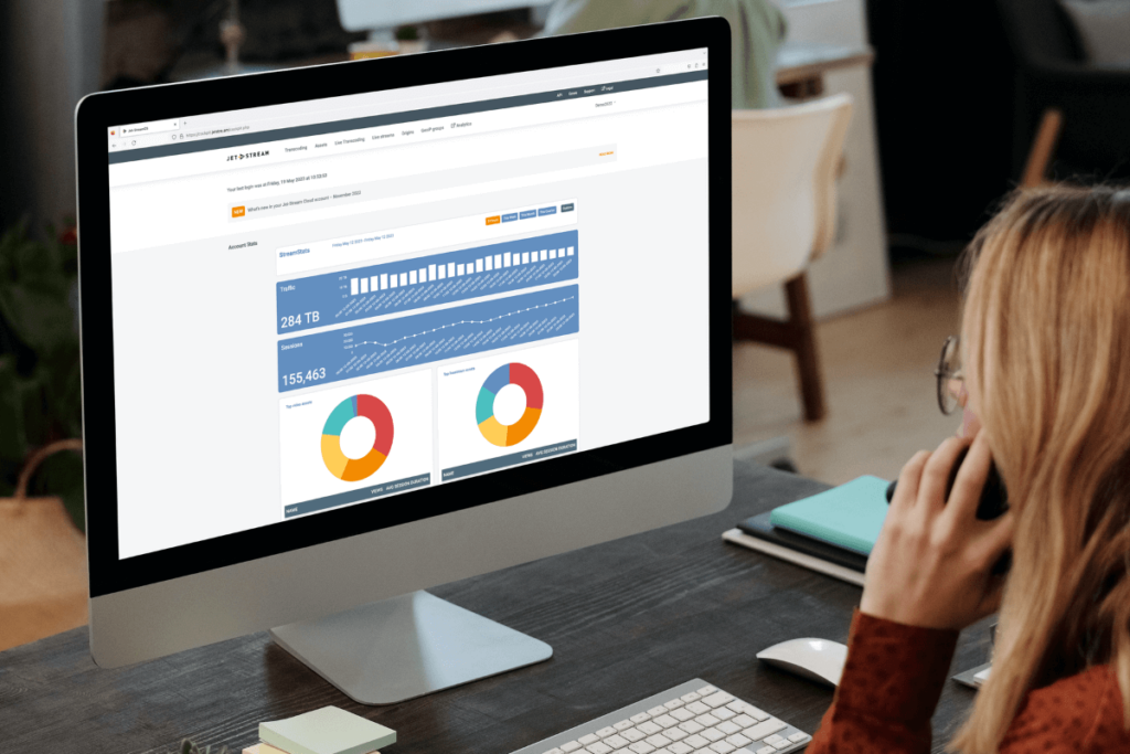 Vrouw die het StreamStats-analyticsdashboard op een computer bekijkt