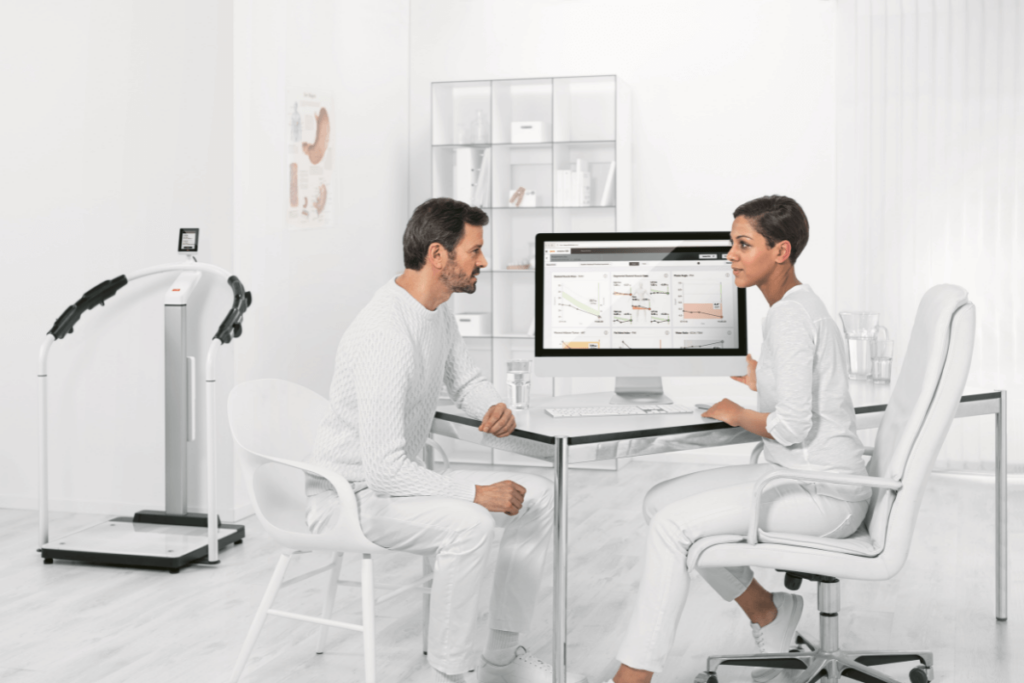 Arts en patiënt in gesprek achter een computer, als illustratie van video in de zorg