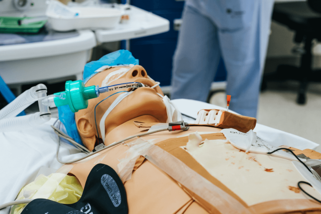 Medische oefenpop in een simulatieruimte voor de opleiding van zorgspecialisten