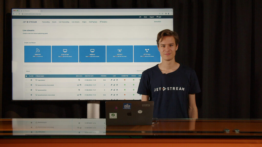 Presentator demonstreert live transcoding in Jet-Stream Cloud, miniatuur van een demovideo
