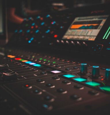 Audiomengtafel met gekleurde lampjes, ter illustratie van benchmarks voor encoding en packaging