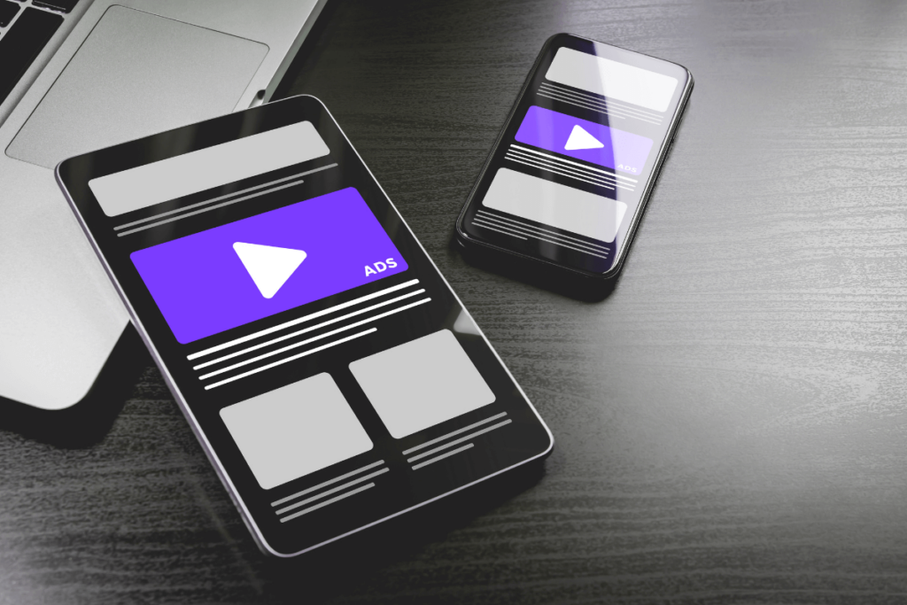 Smartphones met een outstream-videoadvertentie in een artikel