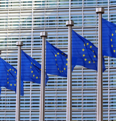 EU-vlaggen voor een gebouw van de Europese Commissie, soevereine Europese clouddiensten