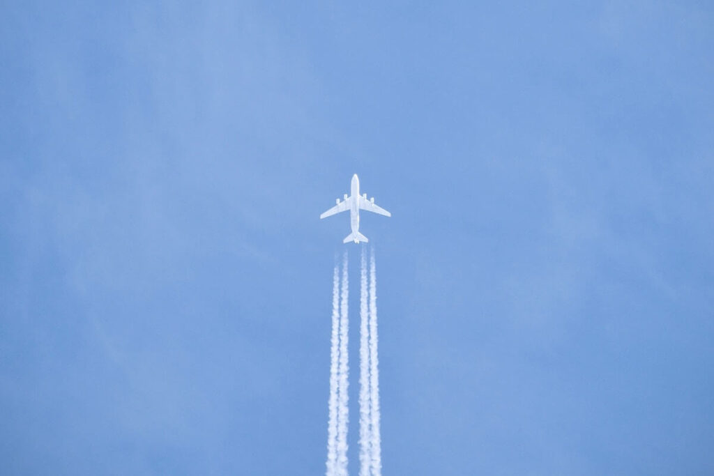 Straalvliegtuig met condensstreep in een blauwe lucht, op weg naar nieuwe hoogten