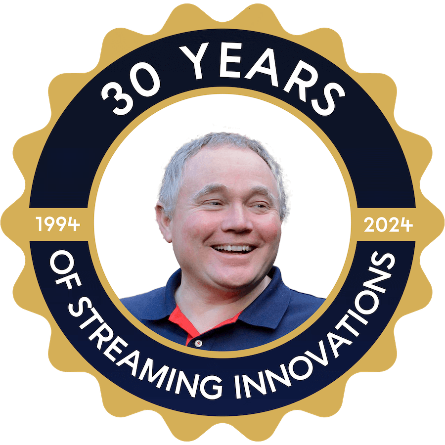 Adrian Roe van id3as op een badge van 30 Years of Streaming Innovations