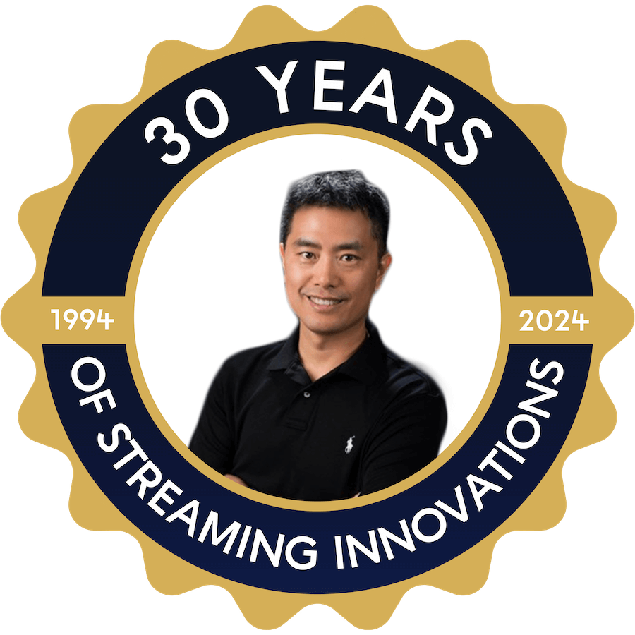 Alex Liu van NETINT Technologies op een badge van 30 Years of Streaming Innovations