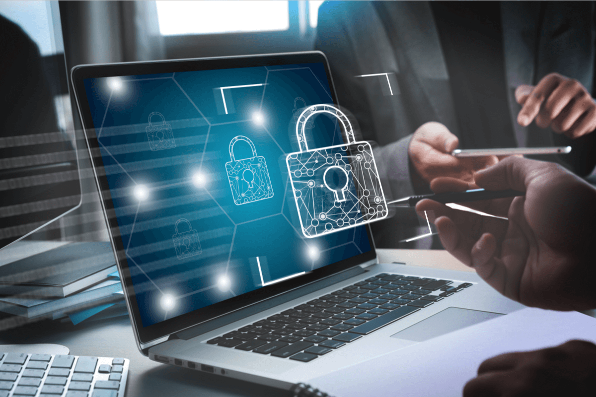 Laptop met een hangslotsymbool, als illustratie van DRM-beveiliging