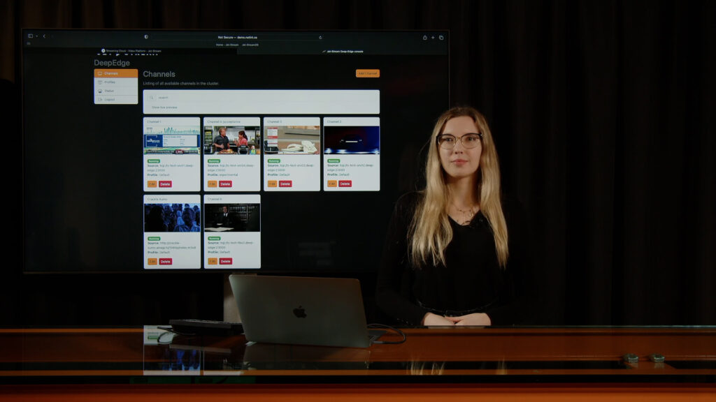 Presentator voor MaelStrom OTT-kanalen op een scherm, miniatuur van een demovideo