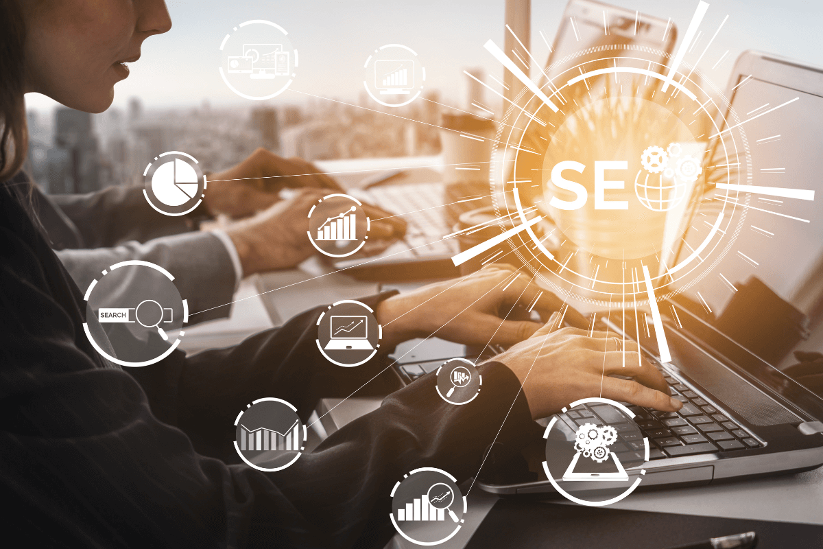 Persoon die typt met SEO-iconen, als illustratie van betere SEO door meertalig streamen