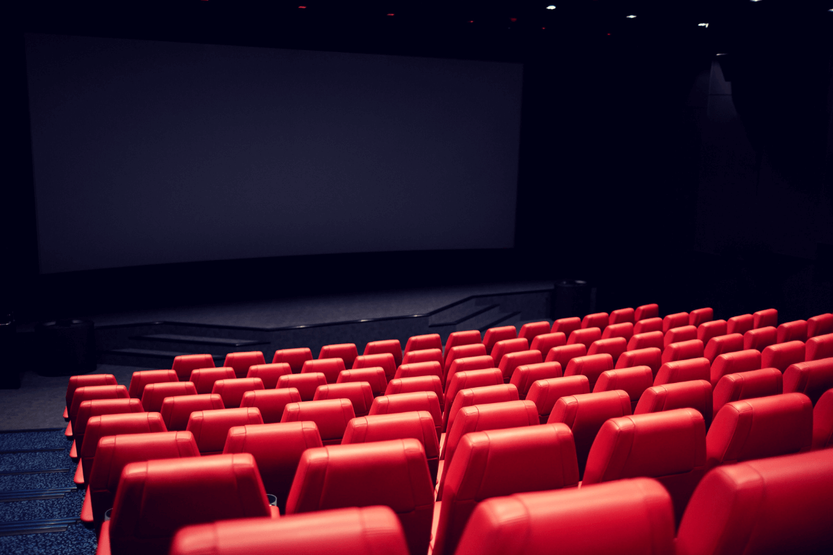 Lege bioscoopzaal met rode stoelen, header voor Jet-Stream OTT