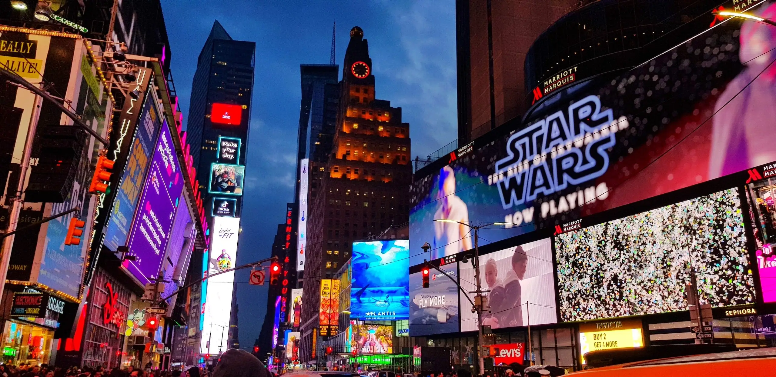Billboards op Times Square bij nacht, als illustratie dat de kunst voorop staat