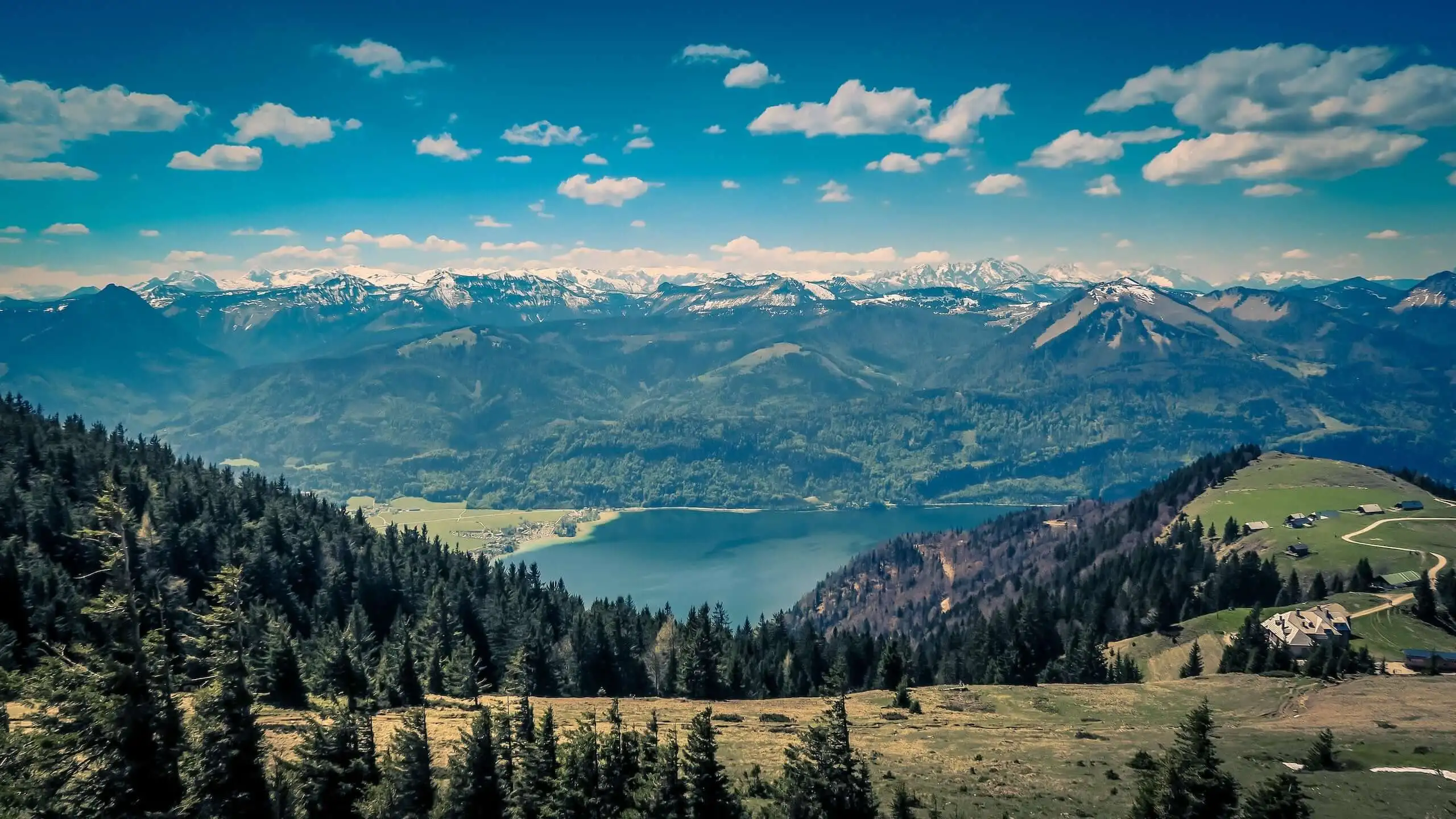 Berglandschap met een meer, header voor Privacy Player Pro